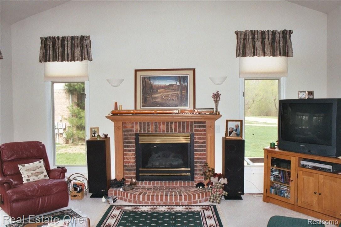 1104 Lakeview Drive Rochester, MI 48306 - Photo 5 of 11 Gas Fireplace