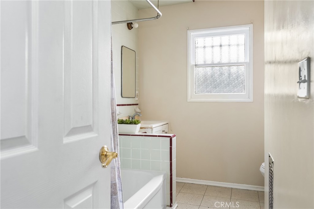 9085 Remick Avenue Arleta, CA 91331 - Photo 31 of 48 Second bathroom with reglazed tub