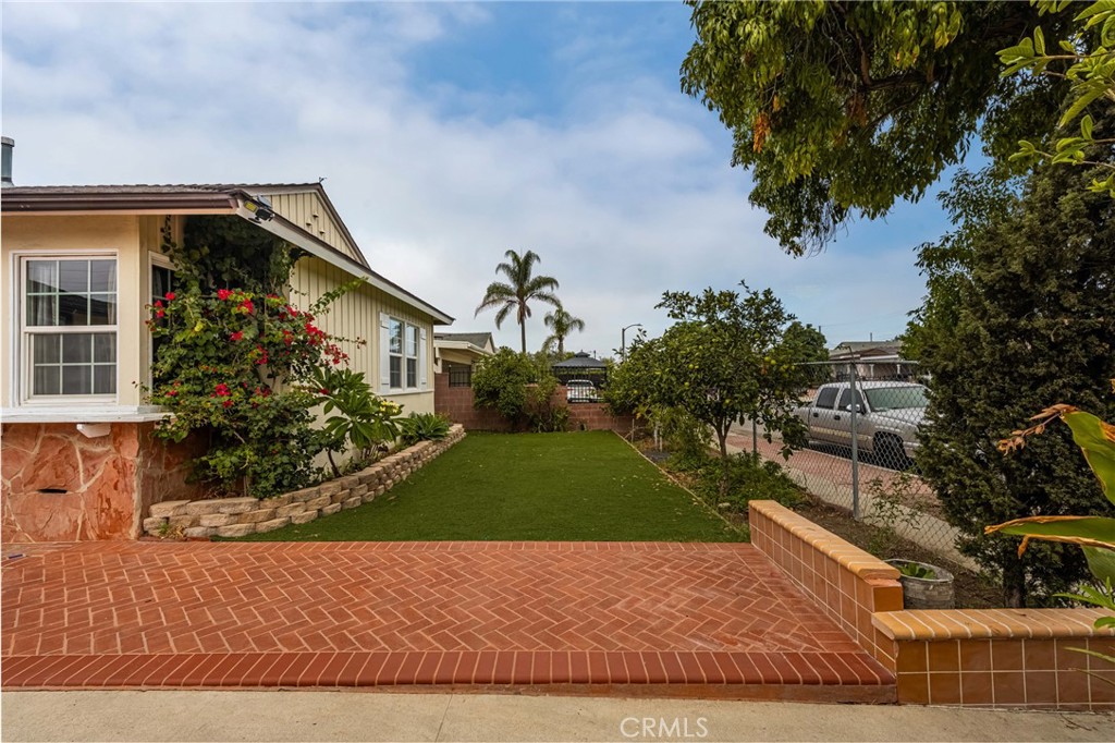 9085 Remick Avenue Arleta, CA 91331 - Photo 7 of 48 Spacious front yard with low-maintenance artificial grass