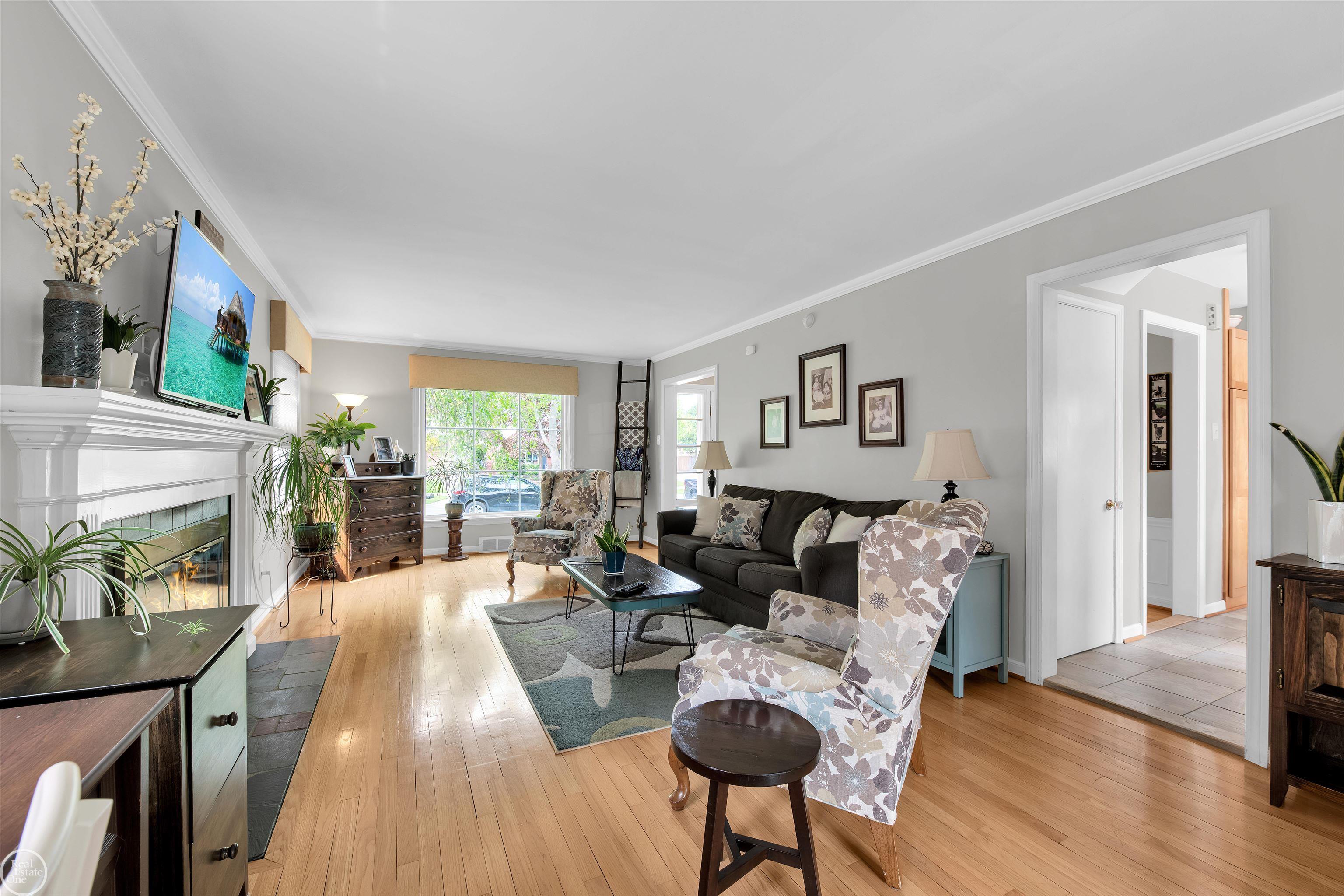 1669 Prestwick Road Grosse Pointe, MI 48236 - Photo 5 of 32 50110046-4.JPG