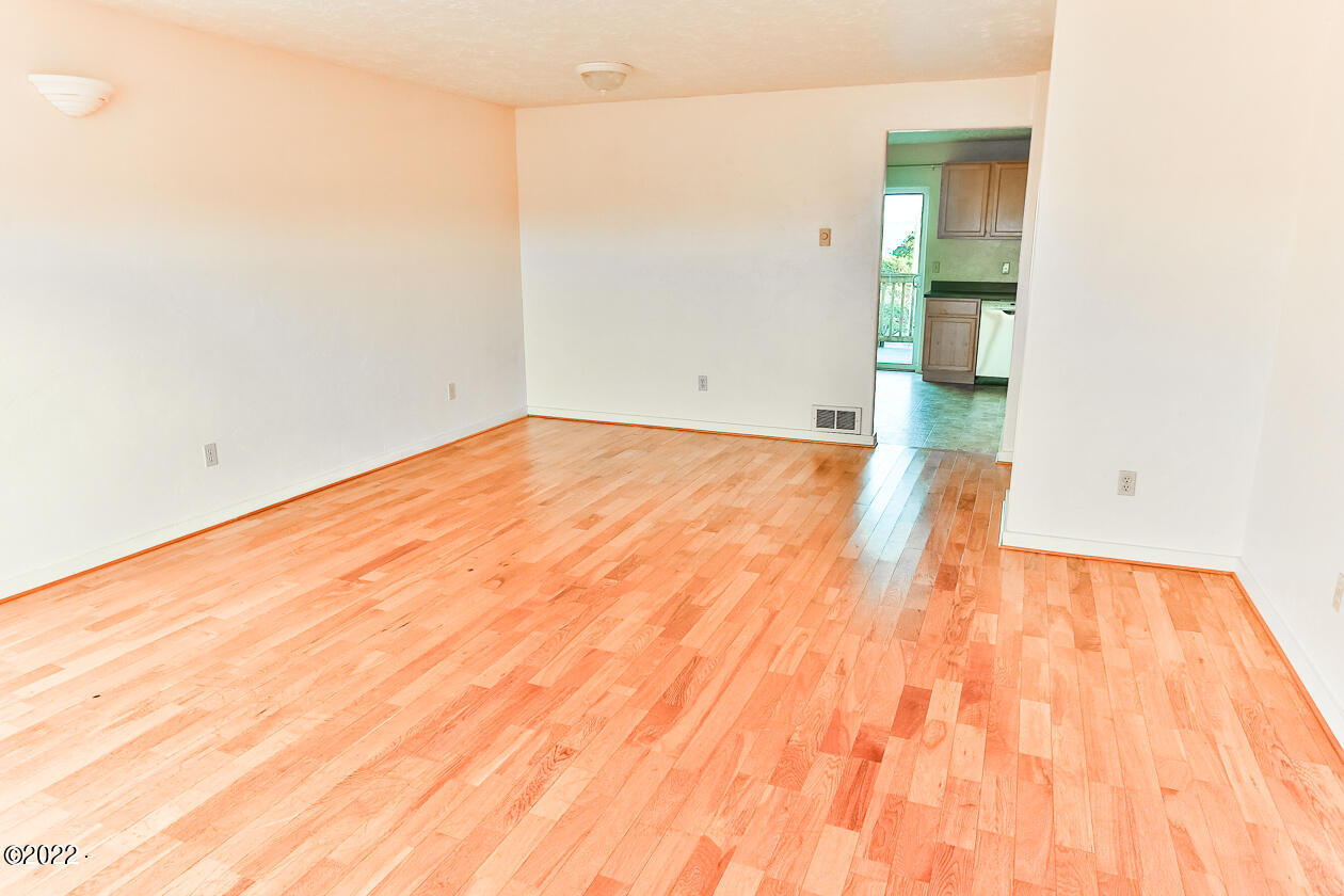 935 Southwest 11th Street Newport, OR 97365 - Photo 14 of 43 living room
