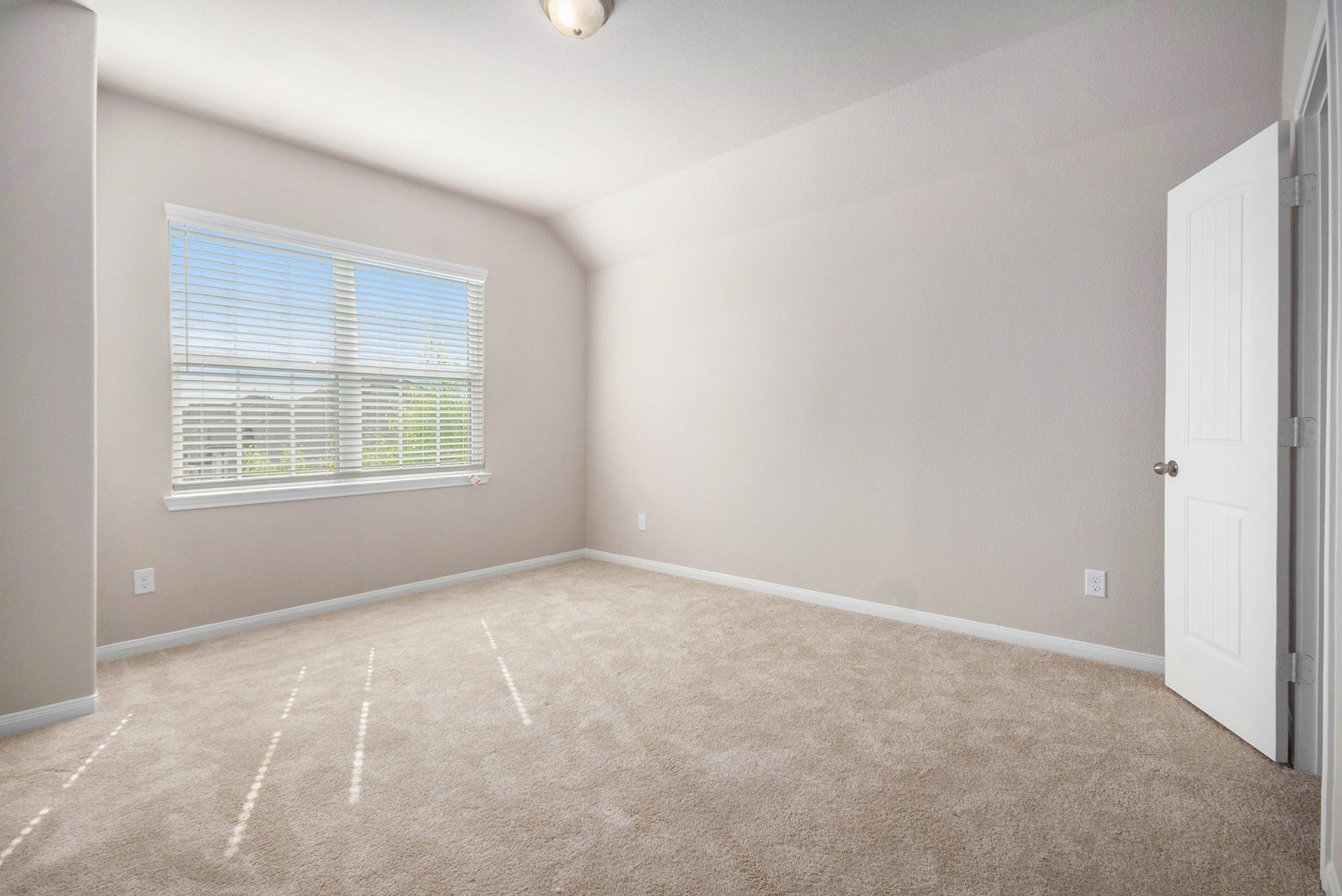 25 Carmel Drive Manvel, TX 77578 - Photo 30 of 50 an empty room with windows and closet