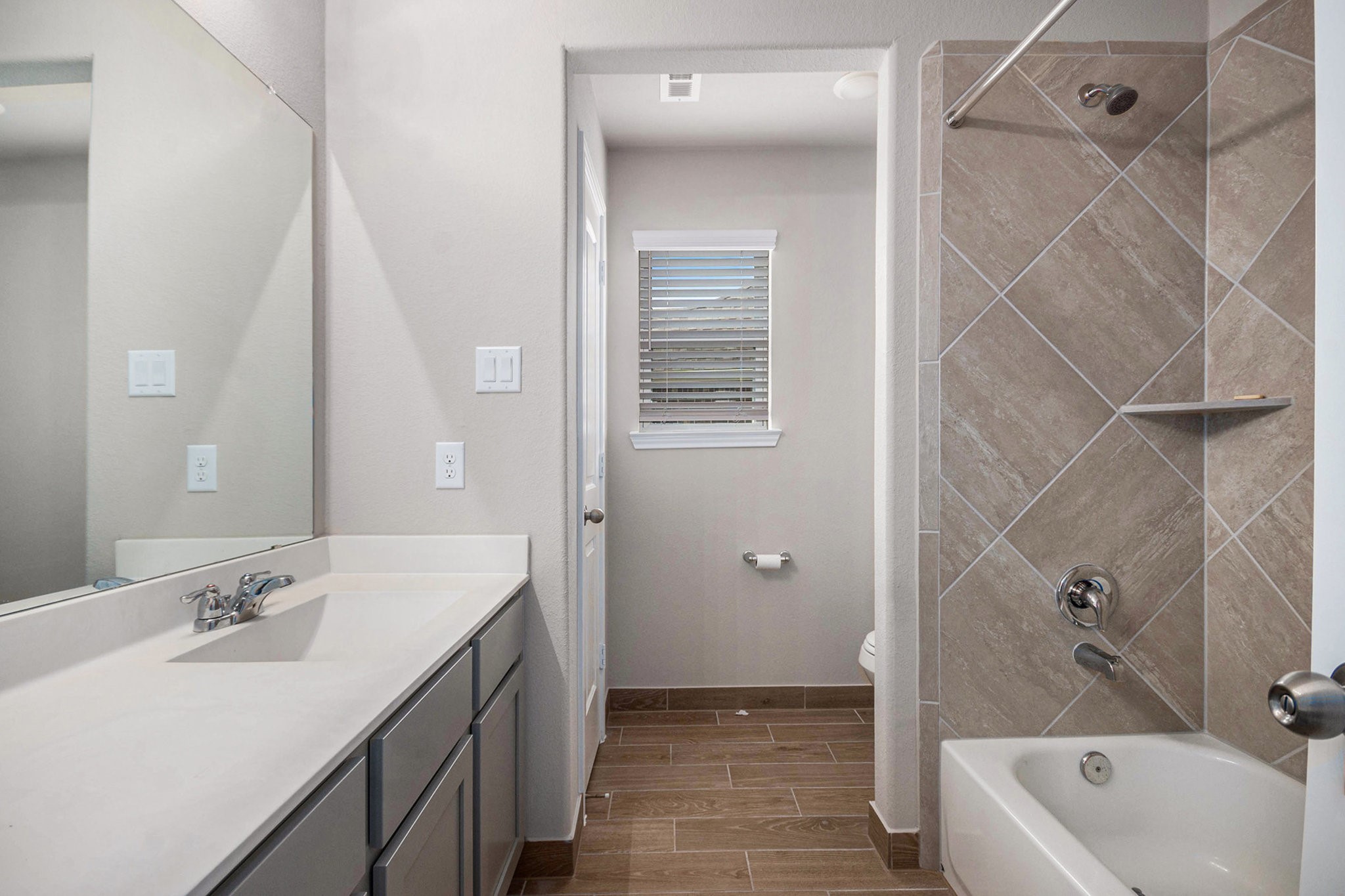25 Carmel Drive Manvel, TX 77578 - Photo 32 of 50 a bathroom with a tub sink and mirror