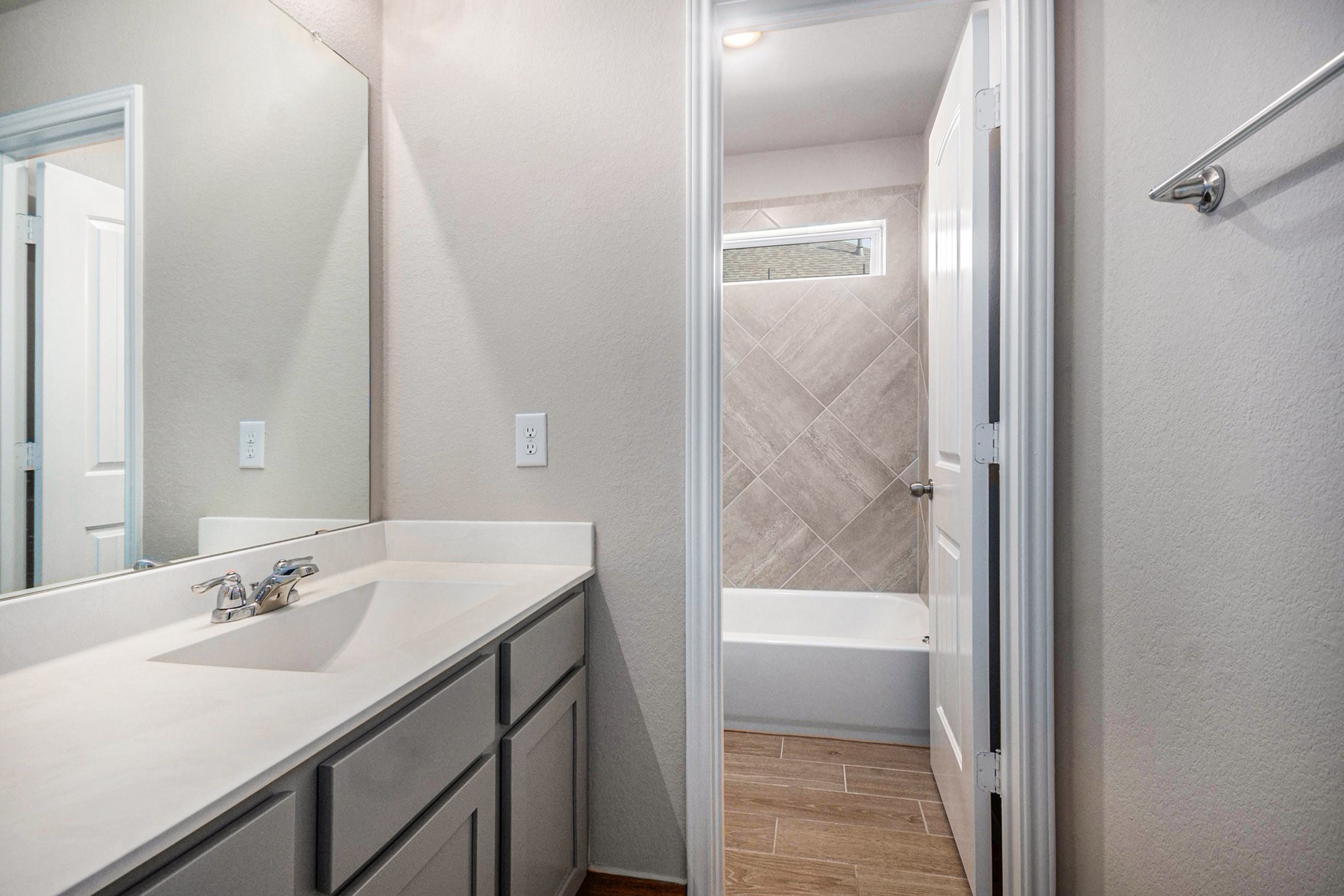 25 Carmel Drive Manvel, TX 77578 - Photo 33 of 50 a bathroom with a sink a tub and a mirror