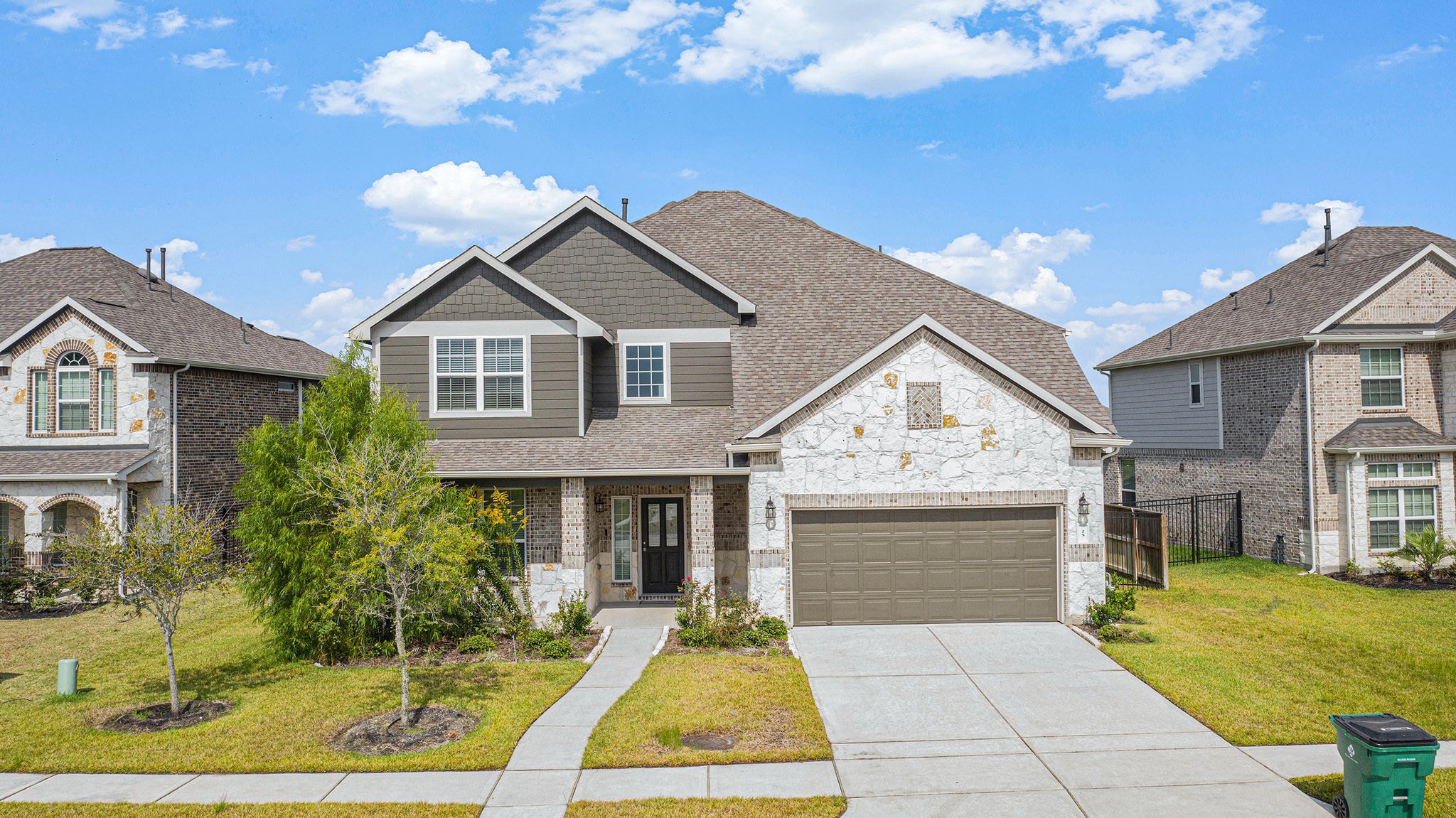 25 Carmel Drive Manvel, TX 77578 - Photo 43 of 50 a front view of a house with garden