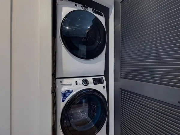 a close up view of a washer and dryer