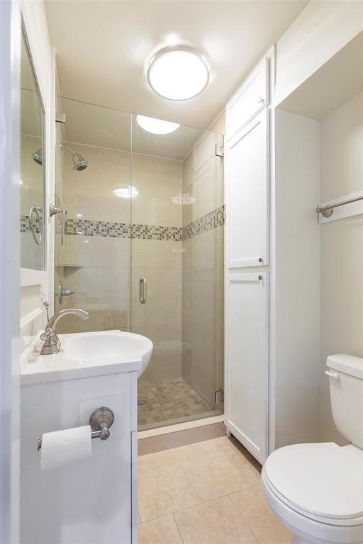 640 Columbia Street, Unit 1/2A Houston, TX 77007 - Photo 8 of 9 a bathroom with a sink a toilet and shower