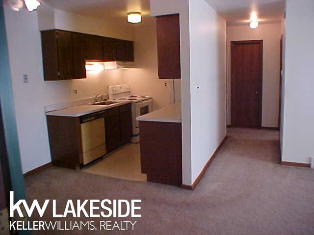 31805 Kelly Road, Unit 27 Fraser, MI 48026 - Photo 5 of 18 31247917-4.JPG