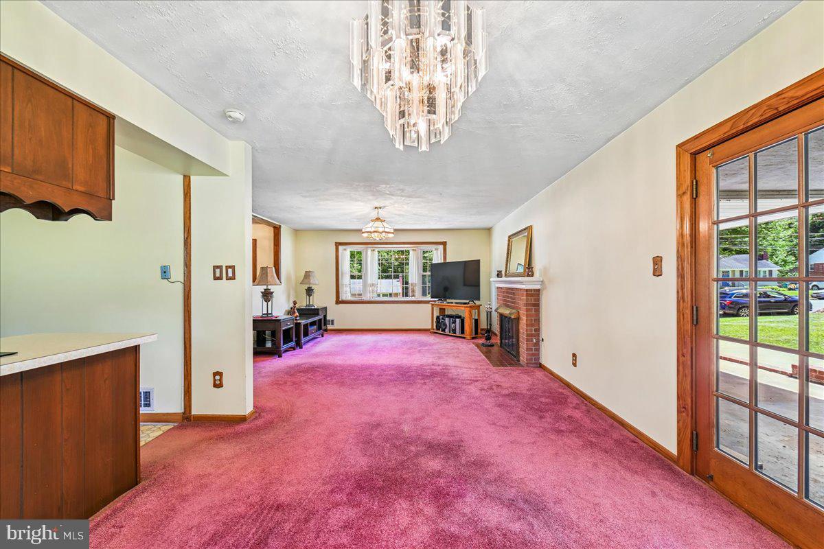 5643 Inverchapel Road Springfield, VA 22151 - Photo 22 of 65 Livng room/dining room