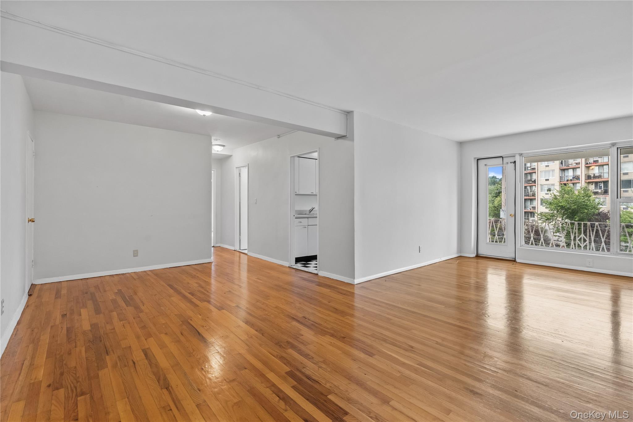 720 Pelham Road, Unit 4J New Rochelle, NY 10805 - Photo 4 of 28 Gallery Image 4