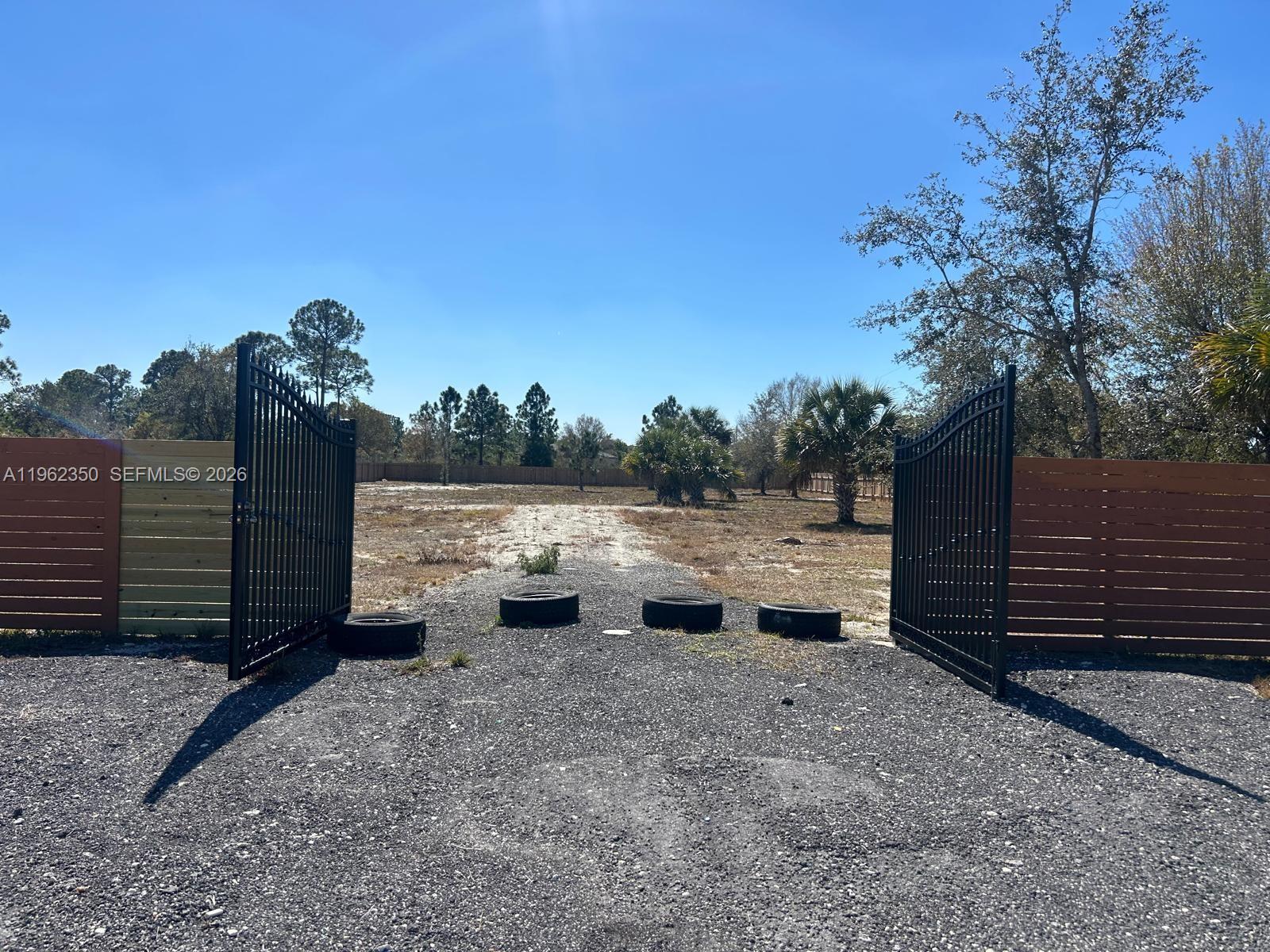648 Hunting Club Avenue Clewiston, FL 33440 - Photo 4 of 22 a view of outdoor space and yard