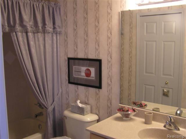 30116 Raintree Circle, Unit 79 New Baltimore, MI 48047 - Photo 9 of 15 bath1