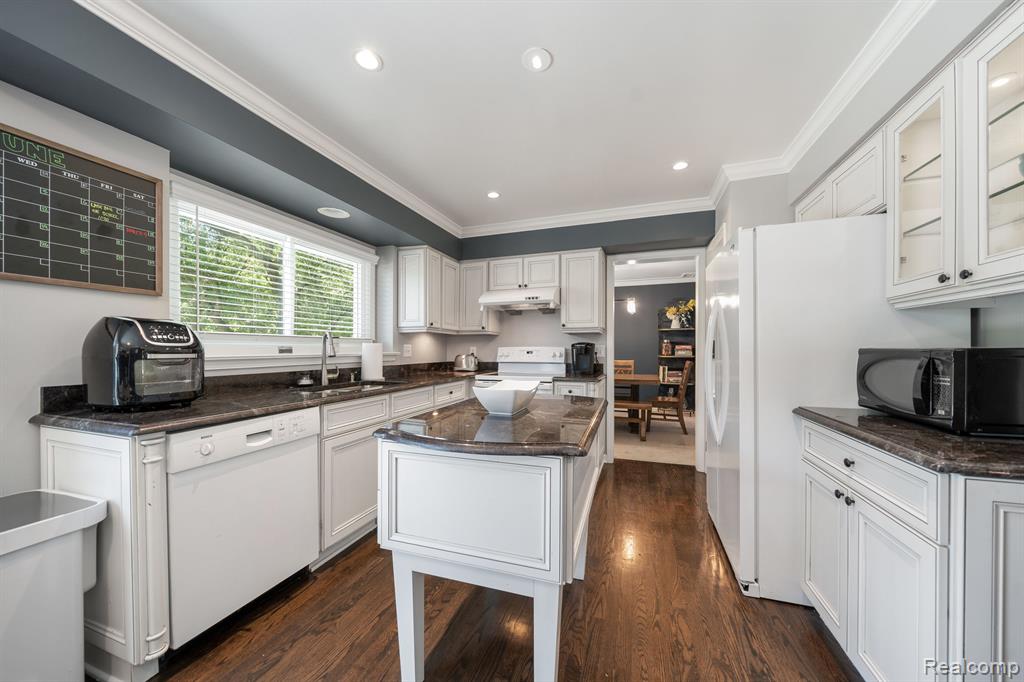 2372 Millbrook Court Rochester Hills, MI 48306 - Photo 12 of 34