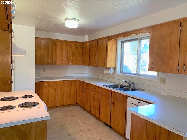 4044 Jasper Road Springfield, OR 97478 - Photo 2 of 15