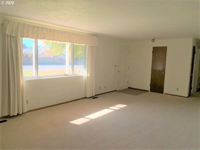 4044 Jasper Road Springfield, OR 97478 - Photo 5 of 15