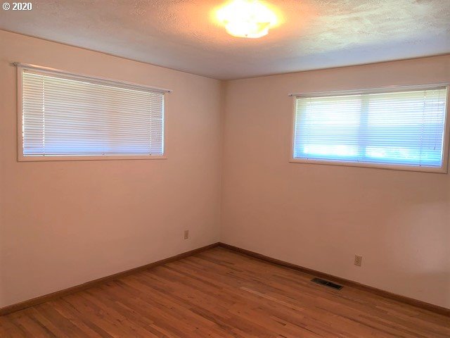 4044 Jasper Road Springfield, OR 97478 - Photo 6 of 15