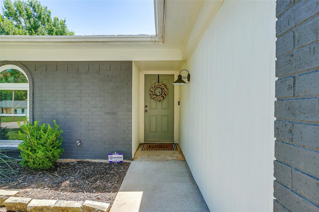 712 Poe Street Azle, TX 76020 - Photo 5 of 33