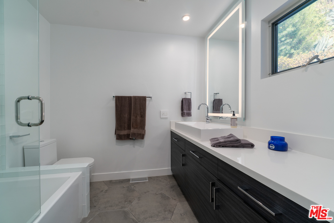 1536 Rising Glen Road Los Angeles, CA 90069 - Photo 27 of 41