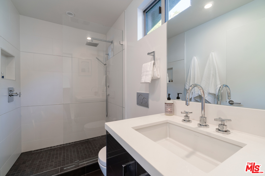 1536 Rising Glen Road Los Angeles, CA 90069 - Photo 35 of 41