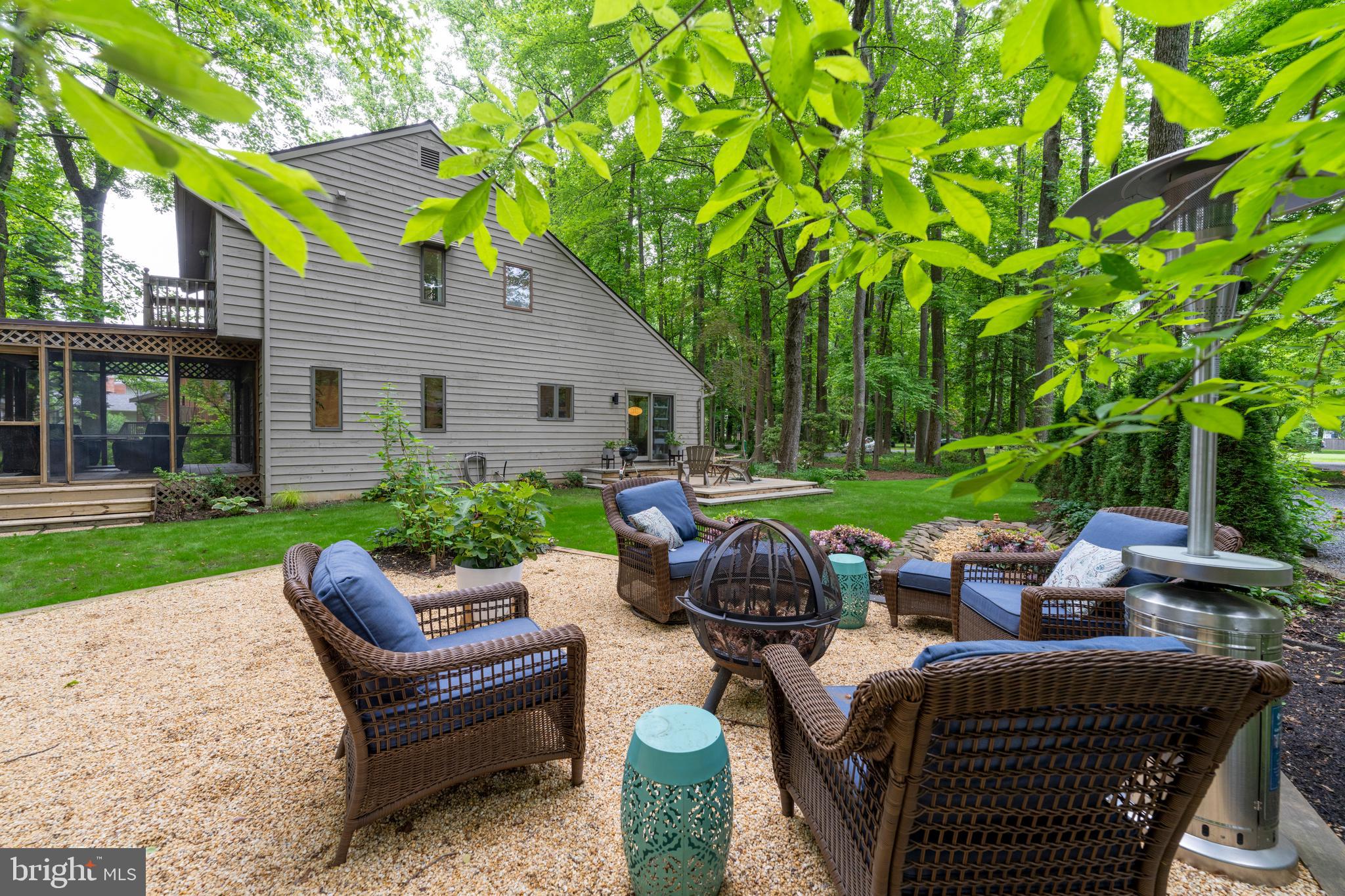 2976 Valley View Road Annapolis, MD 21401 - Photo 3 of 60 Indoor & Outdoor Living Rooms