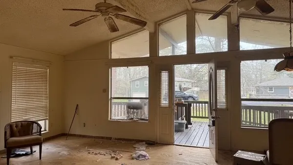 a view of livingroom with furniture
