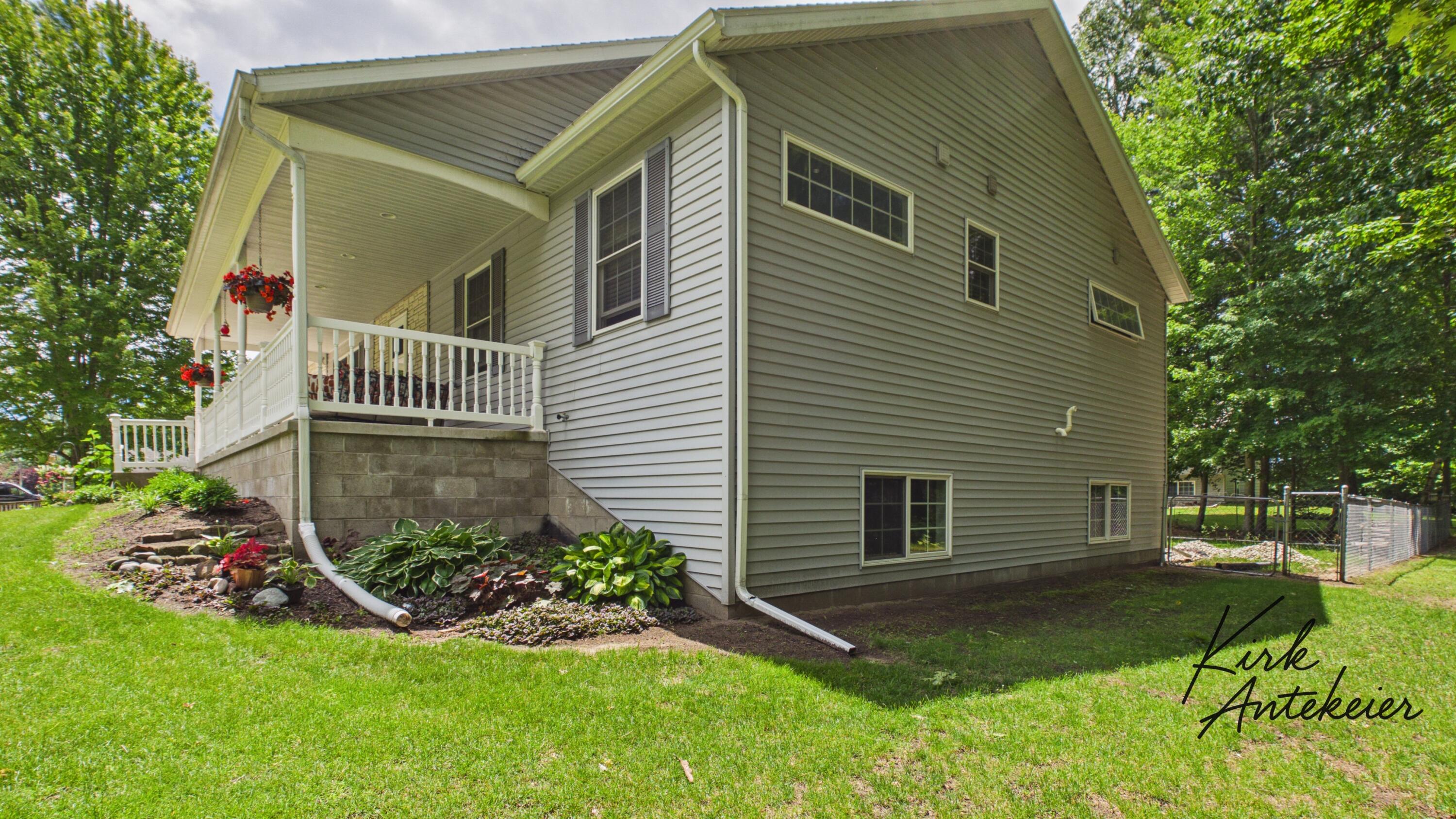 1663 Hansen Street Muskegon, MI 49445 - Photo 5 of 42 CAM04872G0-PR0061-STILL005