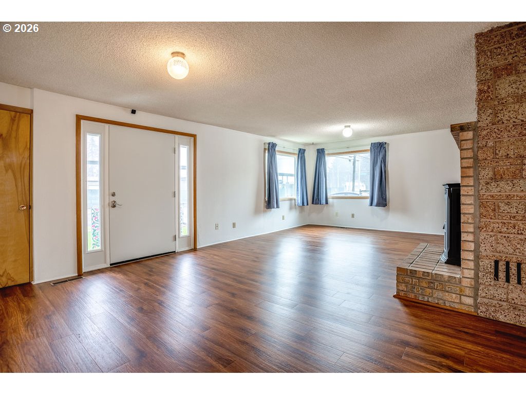 2209 42nd Avenue Longview, WA 98632 - Photo 2 of 27