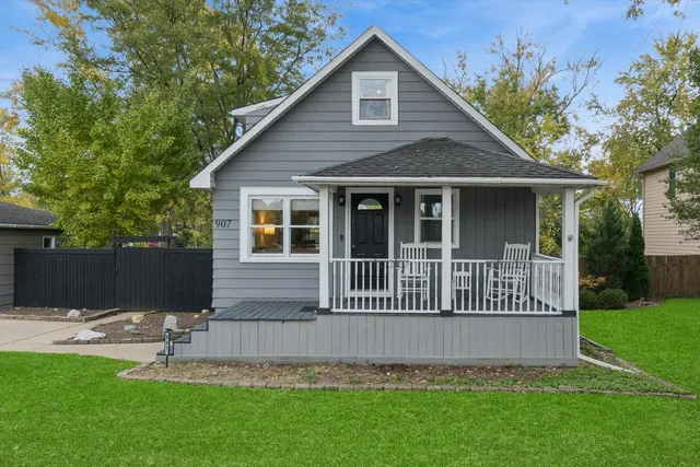 $319,900 | 907 Maple Avenue, Lisle, IL 60532