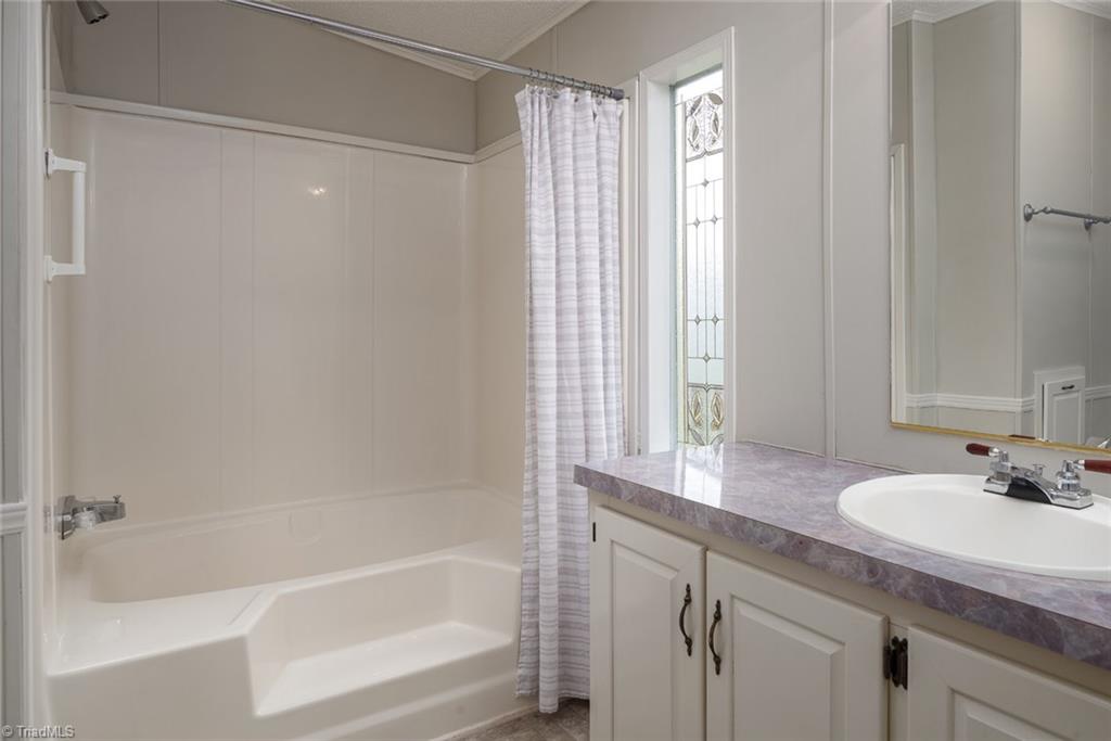 411 Apple Road Reidsville, NC 27320 - Photo 18 of 48 Step-up garden tub
