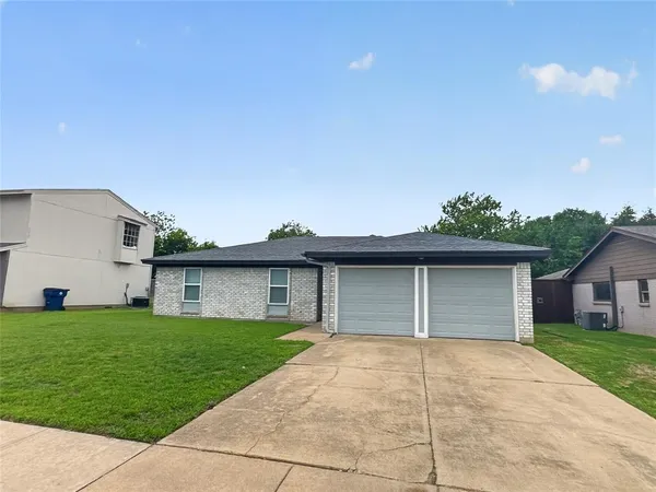 a front view of house with yard