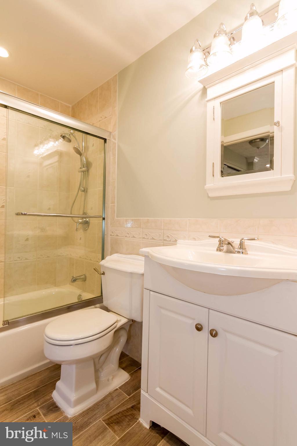 8030 Grandview Court Springfield, VA 22153 - Photo 21 of 27 Upstairs Bath, connected to Master Bedroom