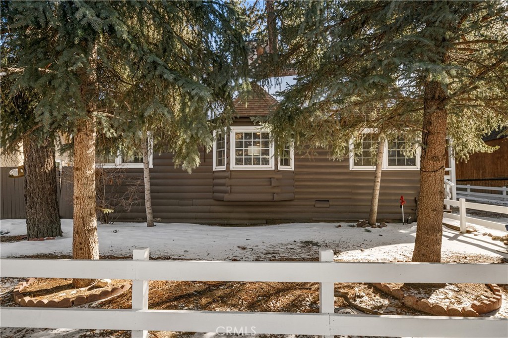 660 Barrett Way Big Bear City, CA 92314 - Photo 3 of 32 a front view of a house with garden