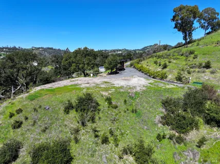 a view of a yard with a house