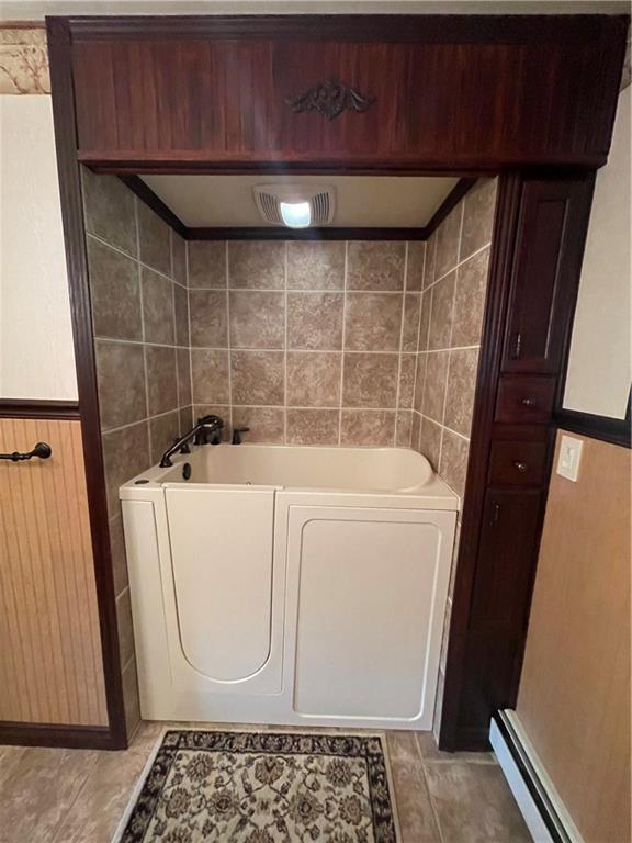 628 Saxonburg Road Butler, PA 16002 - Photo 25 of 46 a bathroom with a bathtub