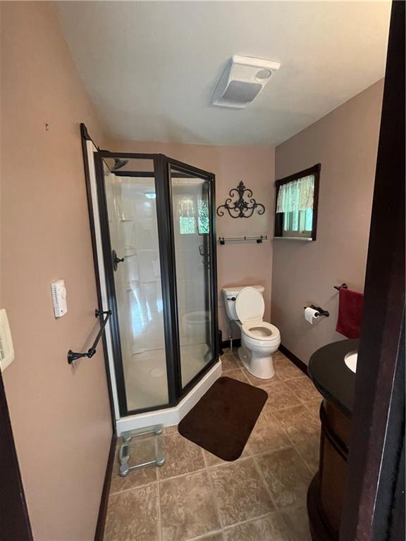 628 Saxonburg Road Butler, PA 16002 - Photo 33 of 46 a bathroom with a toilet sink and a mirror