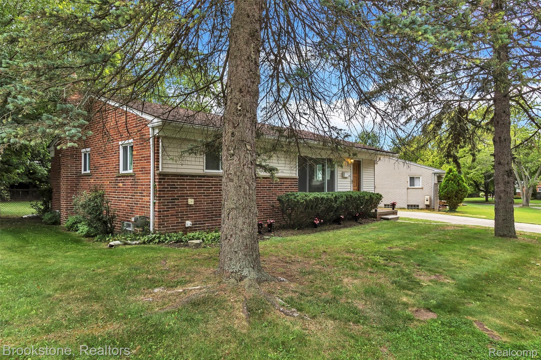 392 Winry Drive Rochester, MI 48307 - Photo 2 of 35 392-Winry-Dr-Rochester-Hills-MI-windowstill-2.jpg