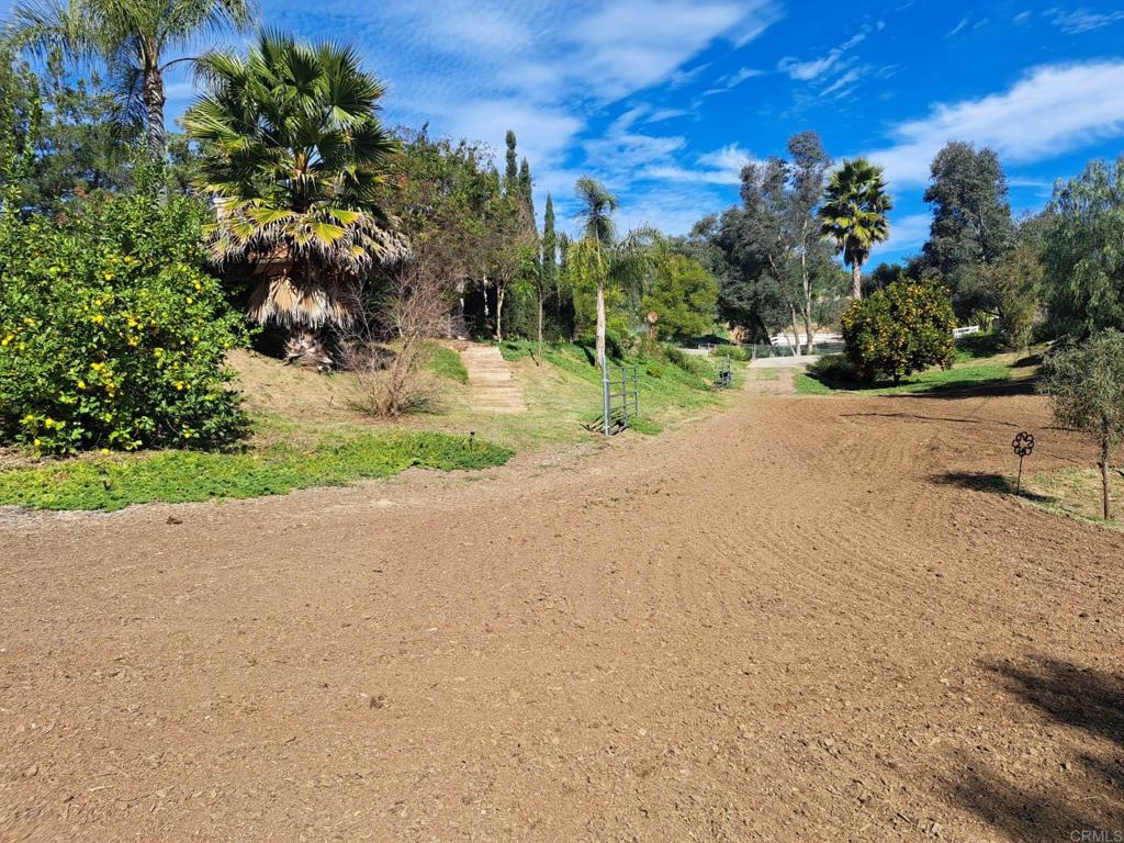 40752 Via De La Roca Fallbrook, CA 92028 - Photo 23 of 37 a road with a building in the background