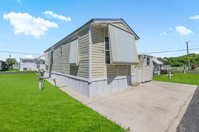 $84,000 | 1339 Old Lakeport Road Northwest, Unit 2B, Moore Haven, FL 33471