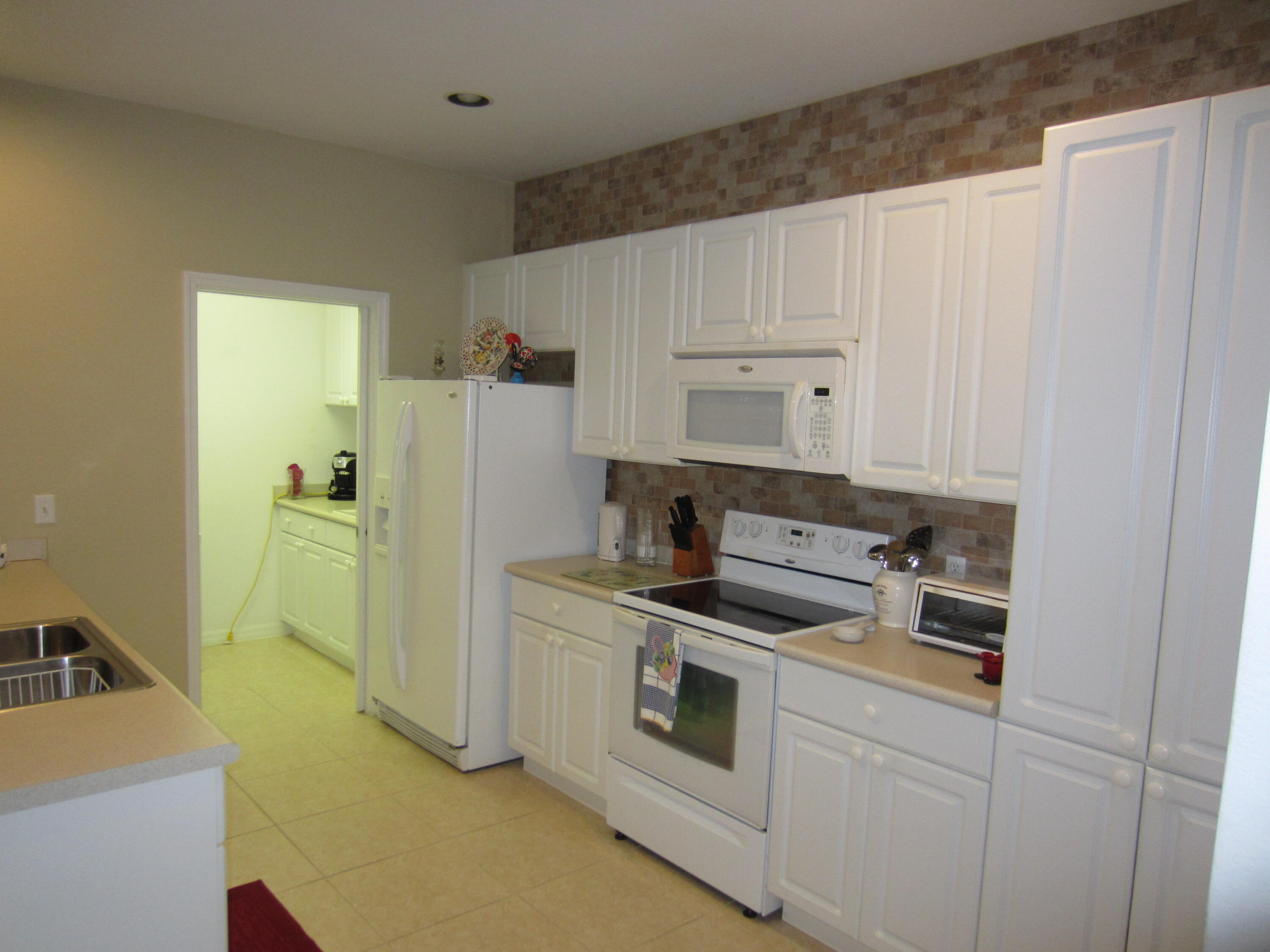 1813 Lakefront Boulevard, Unit B2 Fort Pierce, FL 34982 - Photo 5 of 25 IMG_2062