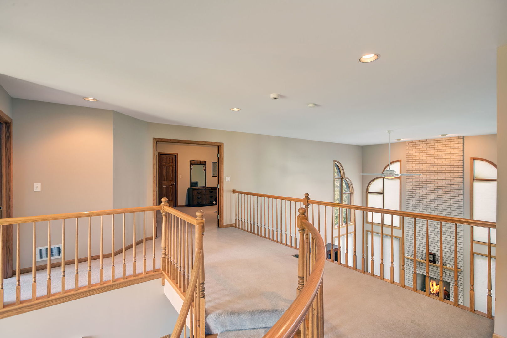 206 Meier Road Arlington Heights, IL 60005 - Photo 22 of 42 a view of a hallway with windows