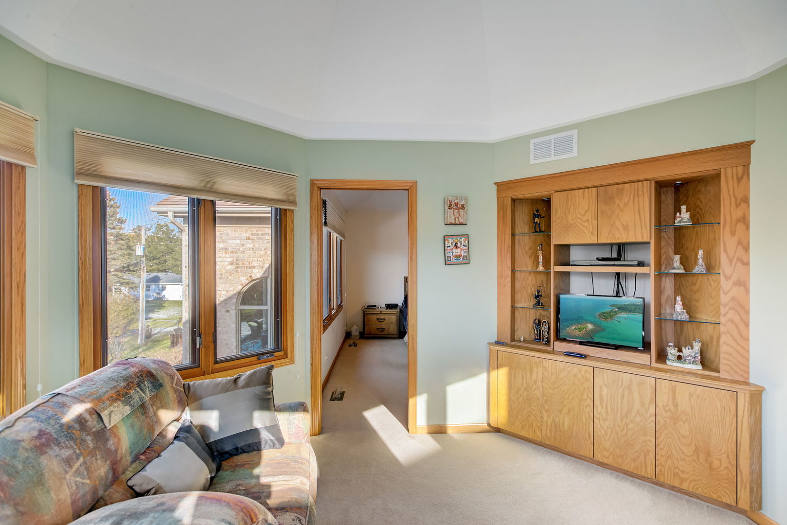 206 Meier Road Arlington Heights, IL 60005 - Photo 27 of 42 a living room with furniture and a window