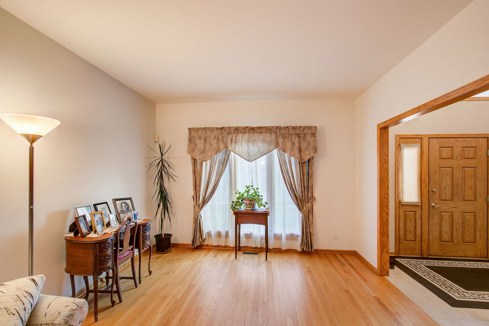 206 Meier Road Arlington Heights, IL 60005 - Photo 5 of 42 a view of an empty room and window