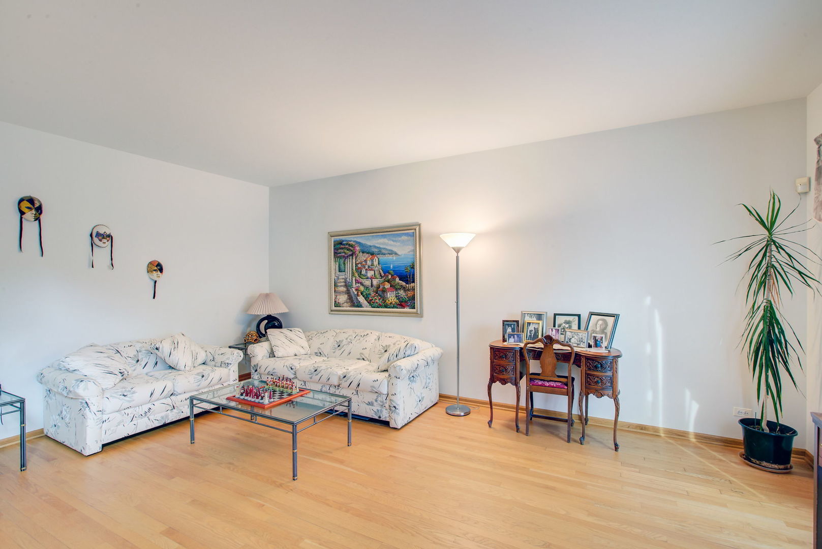 206 Meier Road Arlington Heights, IL 60005 - Photo 6 of 42 a living room with furniture and a potted plant