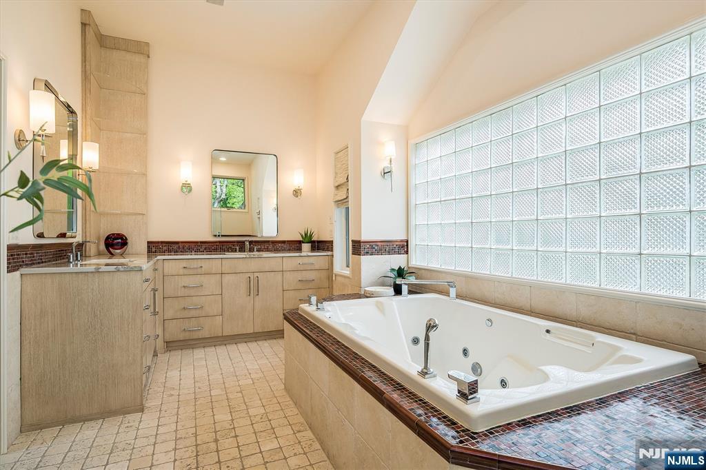 4 Hunter Ridge Woodcliff Lake, NJ 07677 - Photo 18 of 24