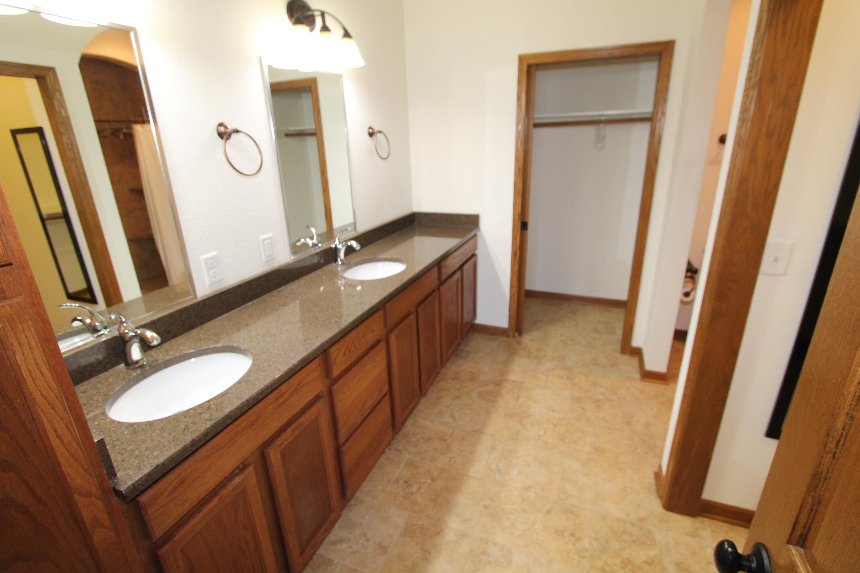 253 Settlement Drive Rochester, WI 53105 - Photo 13 of 31 Primary Bathroom