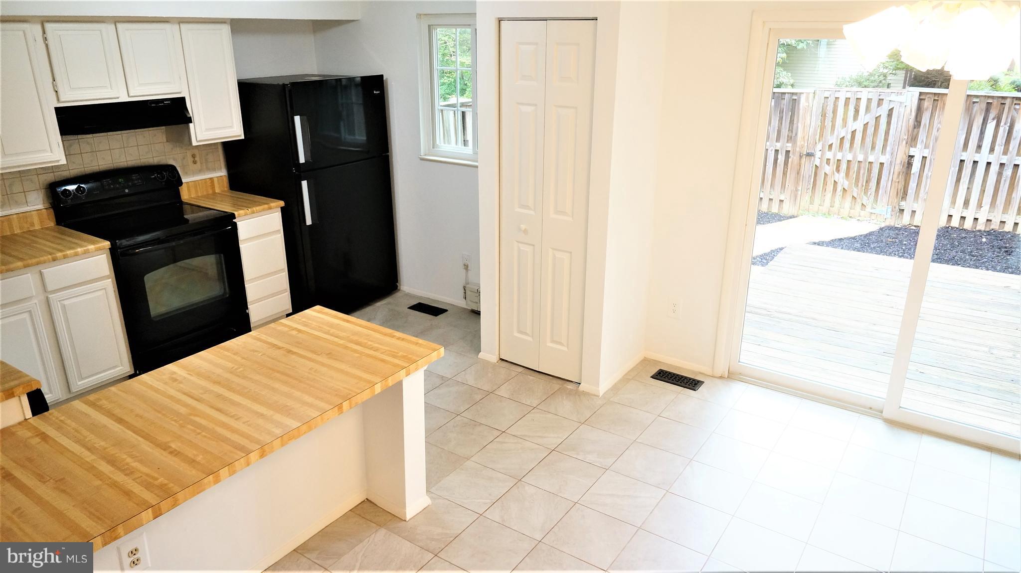 11539 Ivy Bush Court Reston, VA 20191 - Photo 9 of 30 Kitchen with access to Deck & Patio