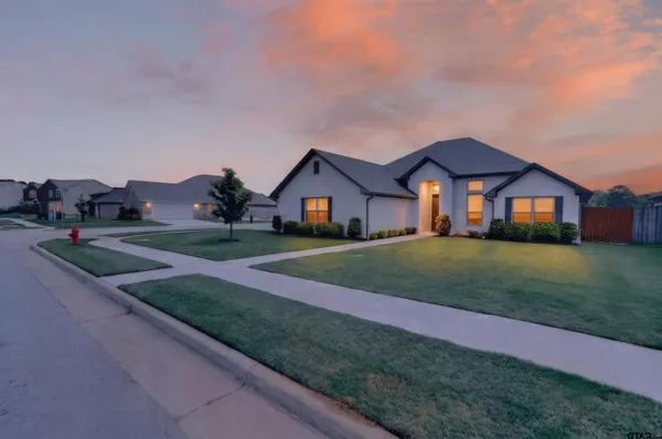 $375,000 | 412 Meadow Lane, Chandler, TX 75758