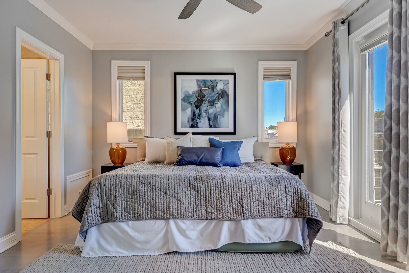 1367 North Mohawk Street, Unit 3N Chicago, IL 60610 - Photo 17 of 37 a bedroom with a large bed and a window