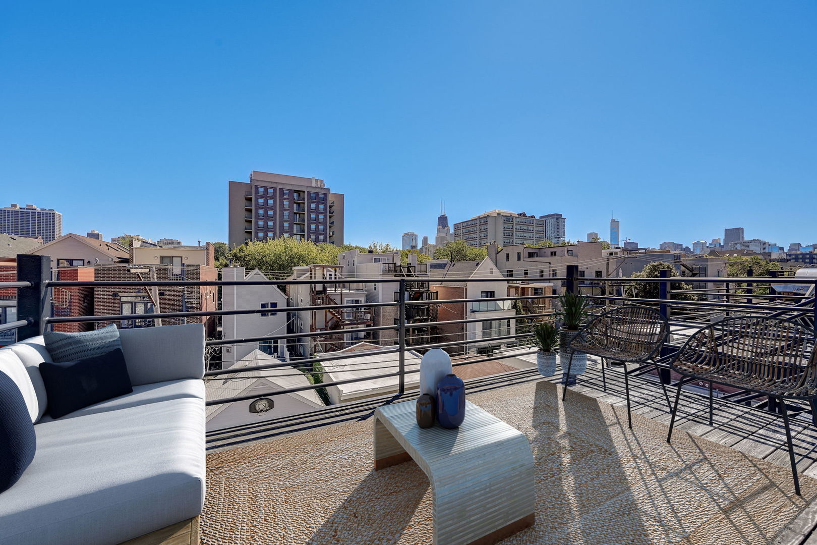 1367 North Mohawk Street, Unit 3N Chicago, IL 60610 - Photo 20 of 37 a view of a terrace with seating area