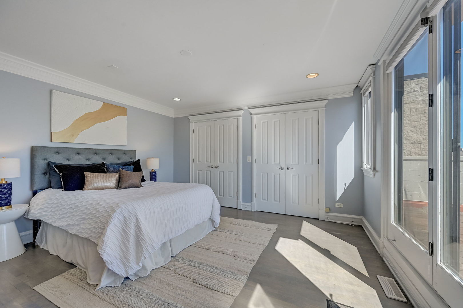 1367 North Mohawk Street, Unit 3N Chicago, IL 60610 - Photo 26 of 37 a bedroom with a bed and a mirror